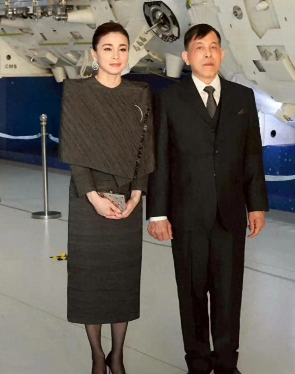 泰王访华参观北京航天城，与苏提达王后互动表情引热议