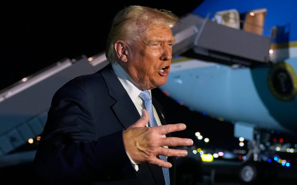 特朗普态度大反转：公开爱泼斯坦档案，力证与克林顿无染