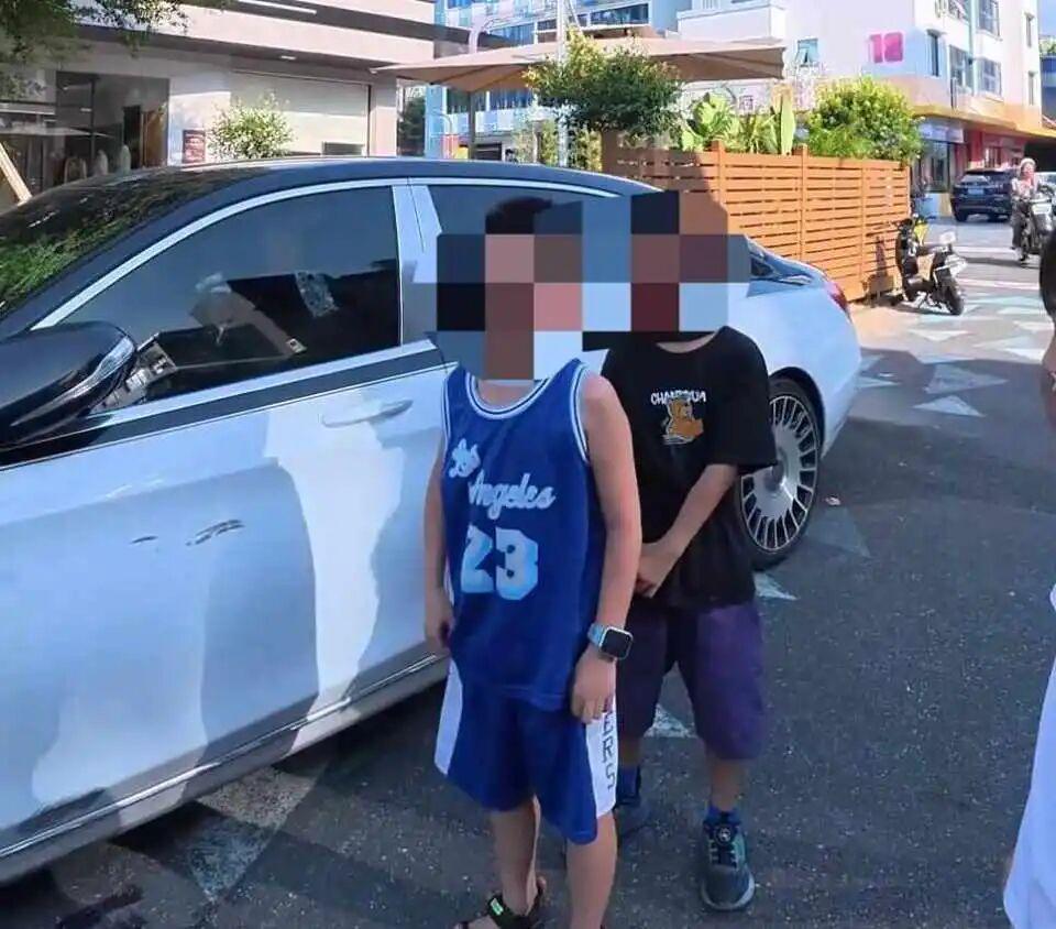 广州男孩骑单车刮蹭迈巴赫，车主暖心处理引网友点赞