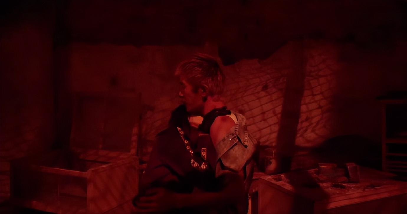 易烊千玺李庚希《狂野时代》咬脖戏引爆热议，末日恋太上头