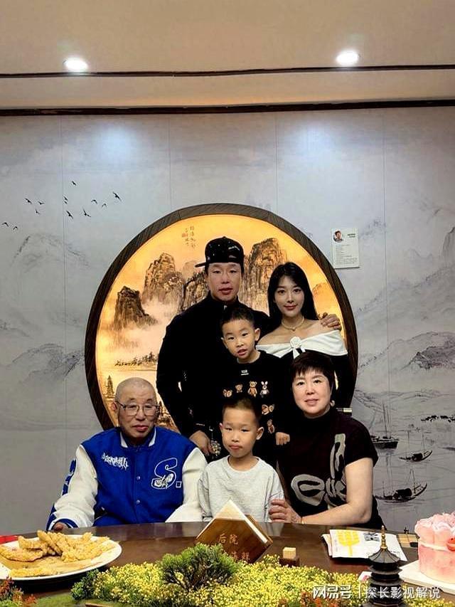 德云社烧饼全家福曝光：基因强大，三代同堂幸福满溢