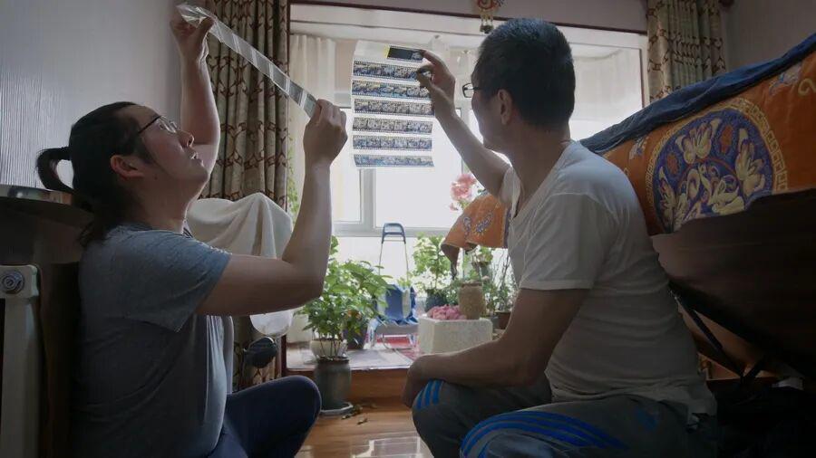 兄弟俩春节团聚场景