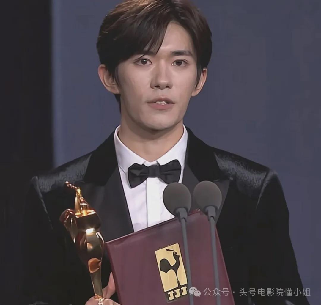 24岁易烊千玺成最年轻金鸡影帝，被问恋爱问题当场结巴