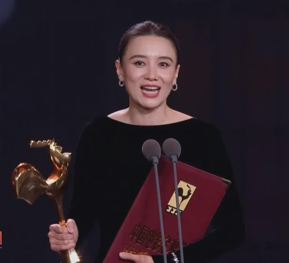 宋佳二封金鸡影后引争议，过往获奖经历遭网友深扒