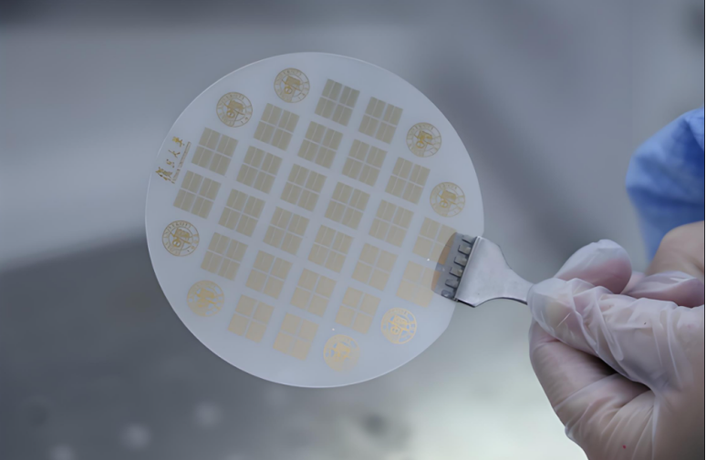 中国突破！全球首款二维芯片问世，ASML面临挑战