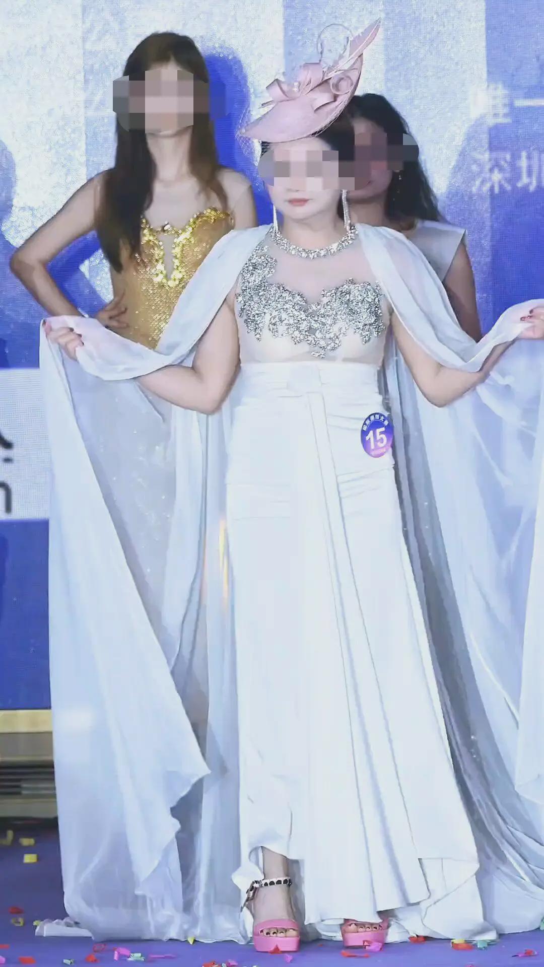 国际模特大赛15号选手夺冠引争议，组委会澄清：系太太组冠军，颁错奖杯致误会