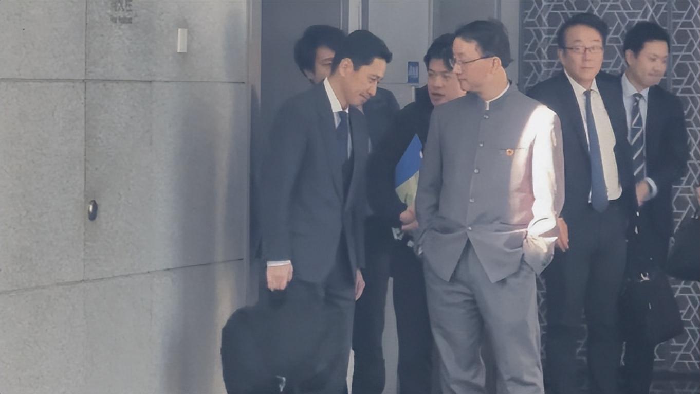 中日外交交锋：日官员沉默离华，中方强硬表态背后原因解析