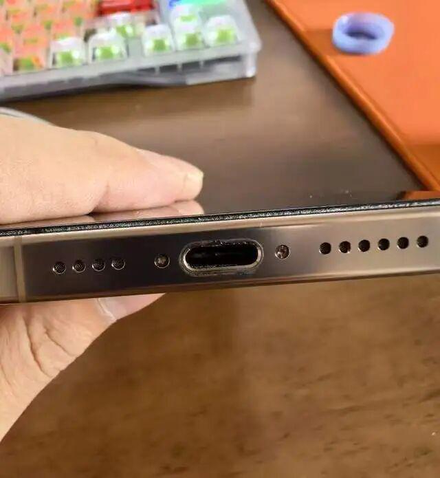 近九千元iPhone充电自燃，机主维权遇难题，苹果回应引争议