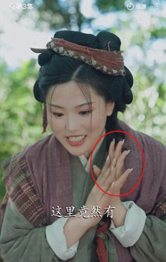 古装短剧现美甲穿帮引争议，导演无奈回应：演员管理成难题