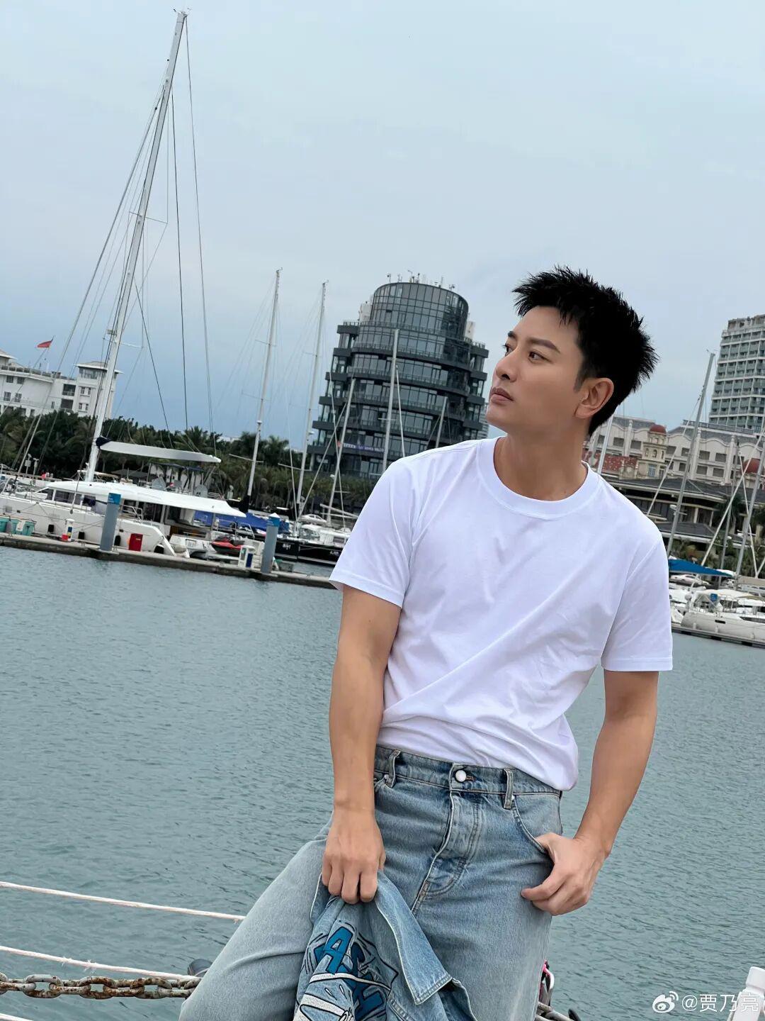 四字小花立场争议，贾乃亮带货风波，韩雪宋威龙近况揭秘