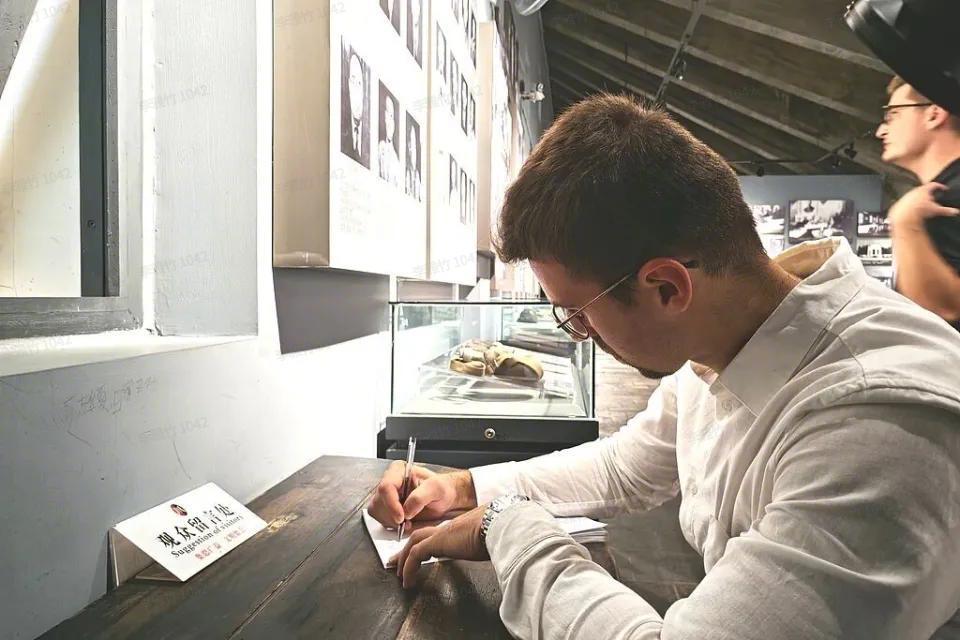 日军侵华展览风波真相：贾女士道歉，社区书记停职，事件全解析