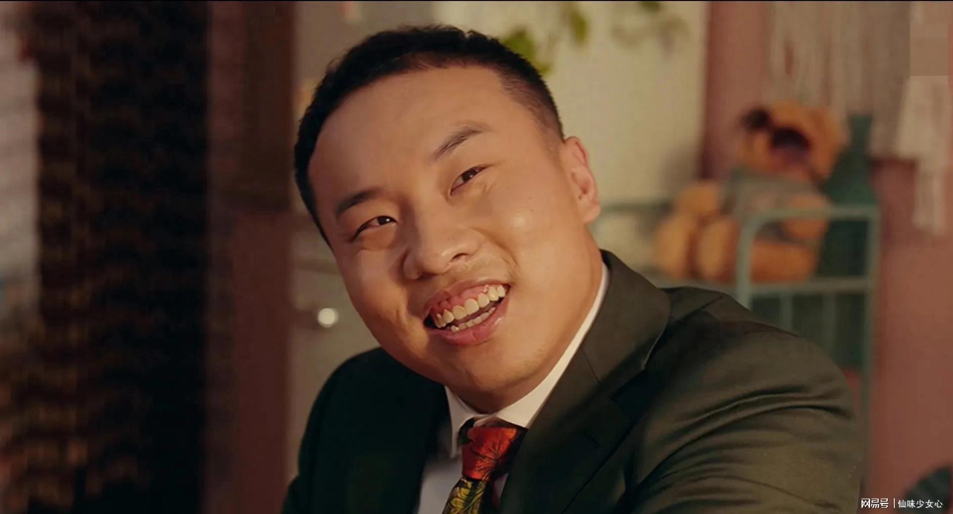 《四喜》配角大倪逆袭成焦点，真实接地气角色获观众认可