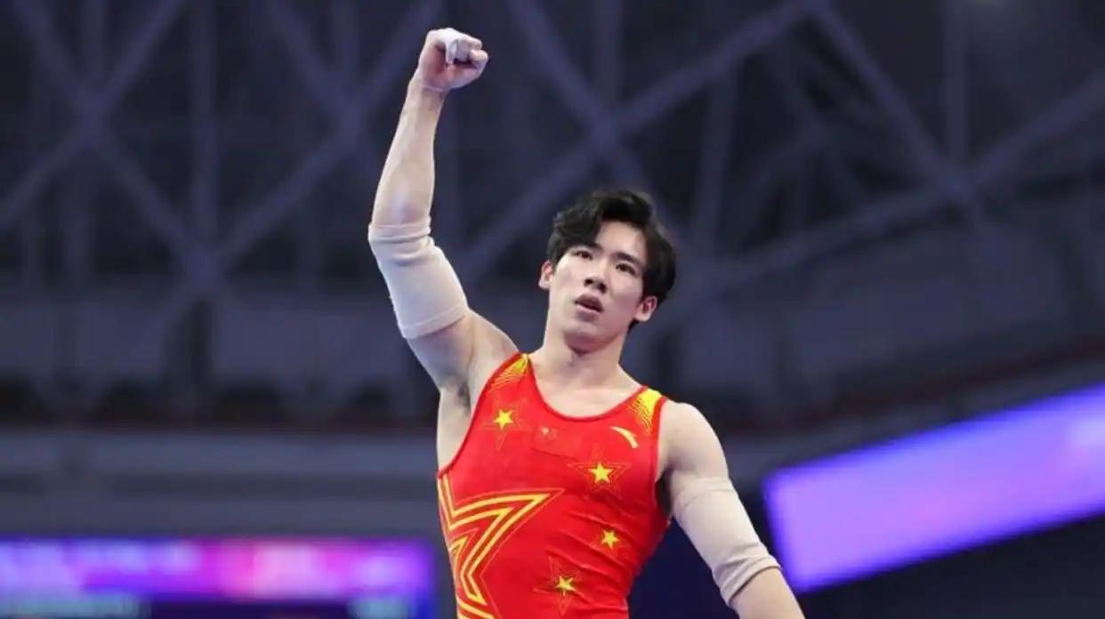 张博恒全运会失误后裁判鼓掌大笑，官方处罚结果引热议