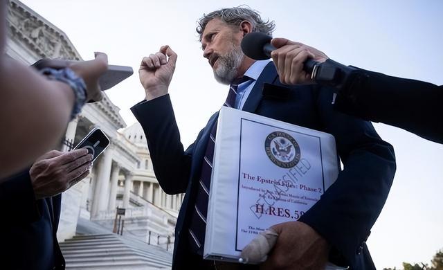 爱泼斯坦案失控升级：特朗普深陷舆论漩涡，案件走向何方？