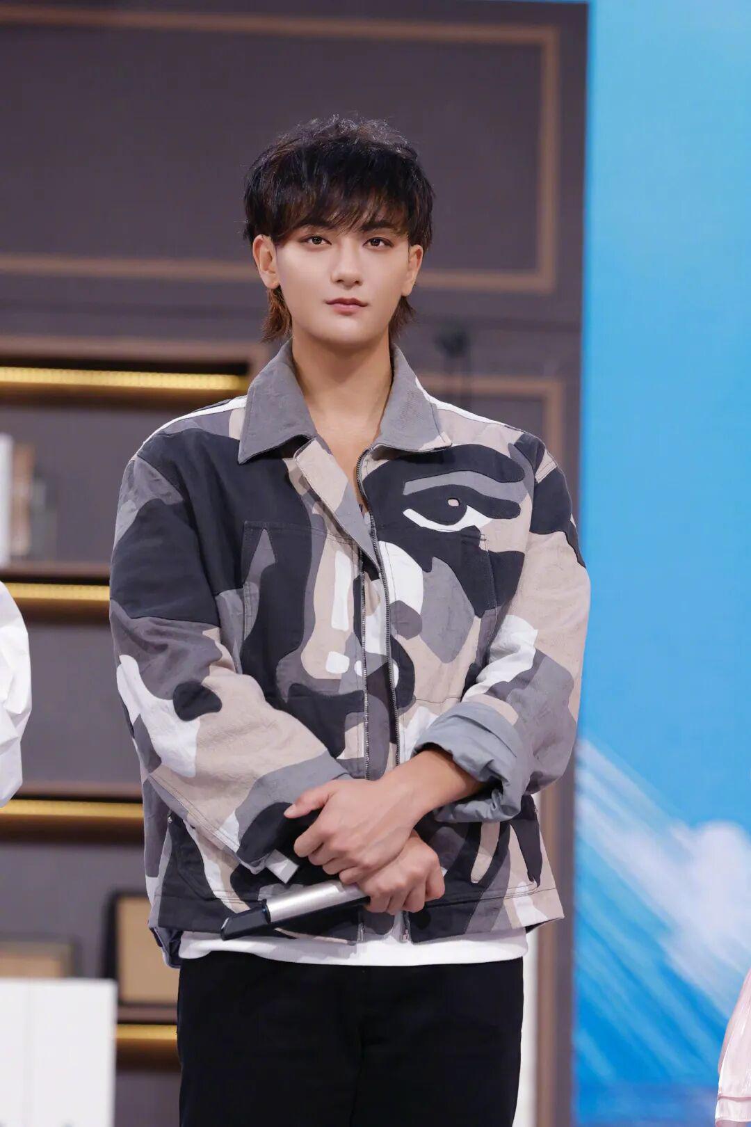 吕秀才剧组风波，黄子韬黄晓明合作，胡彦斌新恋情，俞恩泰报警事件