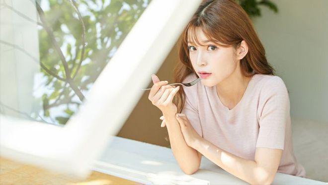 相亲奇遇：女方带9闺蜜狂点5万大餐，男子果断点面离场