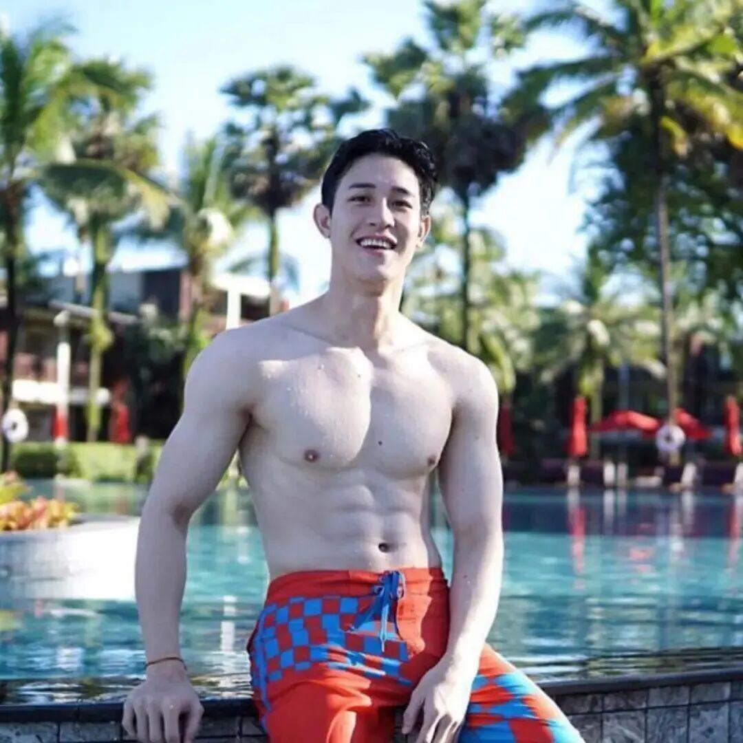 泰国腹肌男模与大20岁富商结婚，退圈后开启奢华人生