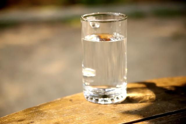 血压高与喝水有关？医生揭秘：科学饮水3招稳血压