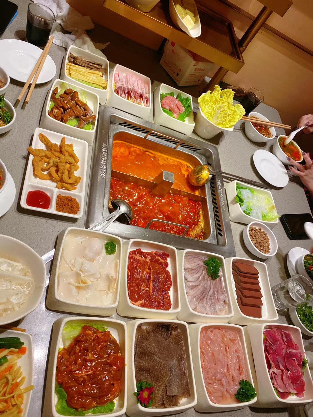 家庭月入普通，吃217元火锅被嘲讽：穷人就不配享受生活吗？