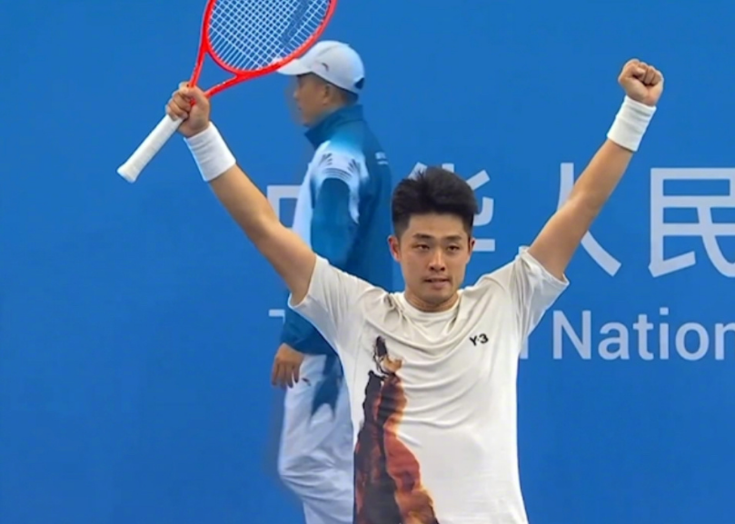 2025全运会男单决赛：吴易昺2-1险胜商竣程夺金，首盘6-0送蛋