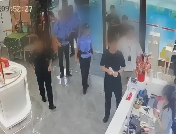 南宁女子拉网友进群转发文章，两人遭跨省传唤引争议