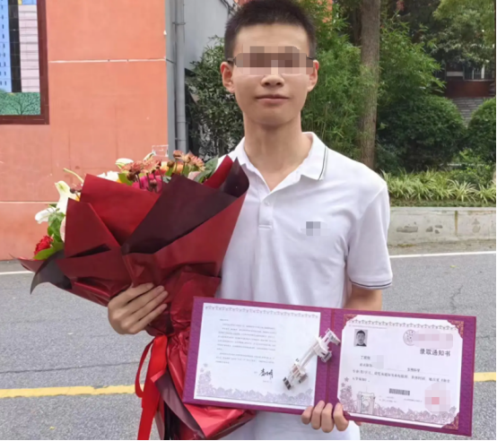 儿子考上清大4年没回家，母亲到学校去探望，招生办：查无此人