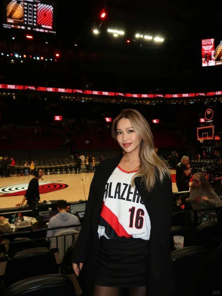 美女球迷穿杨瀚森球衣现身开拓者主场，小杨真人显瘦引热议