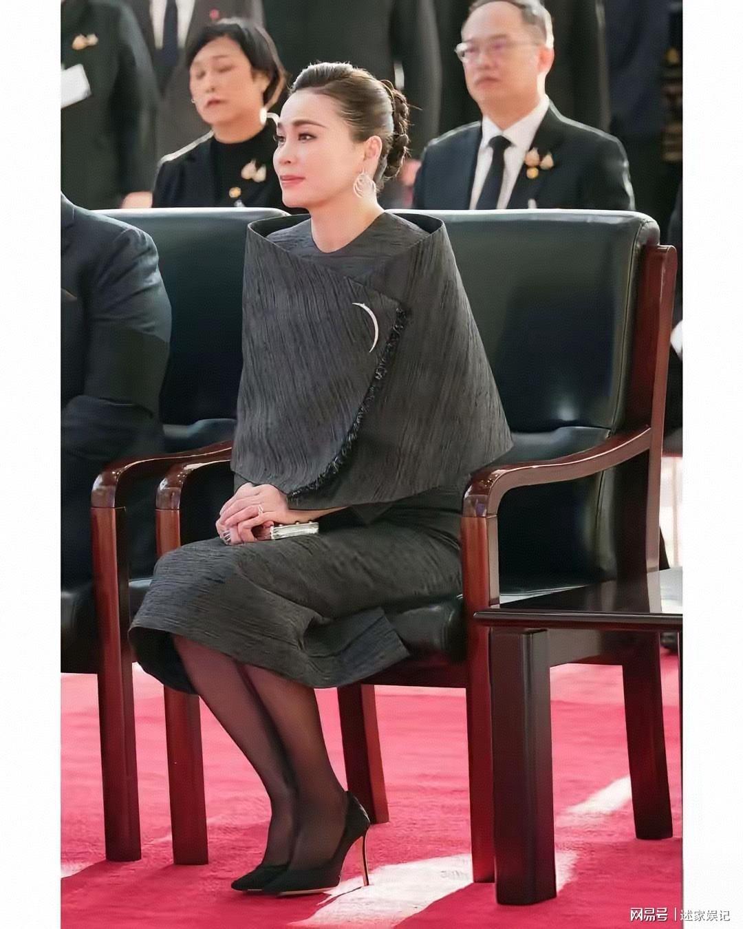 苏提达王后新造型惊艳！灰色斗篷裙配精致耳饰，尽显优雅气质