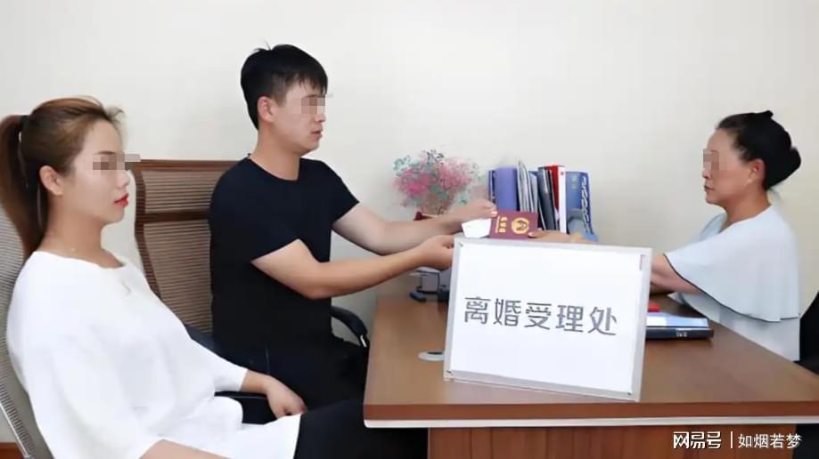 刚出民政局，婆婆就陪小三去提保时捷，前夫签字时，经理一阵冷笑