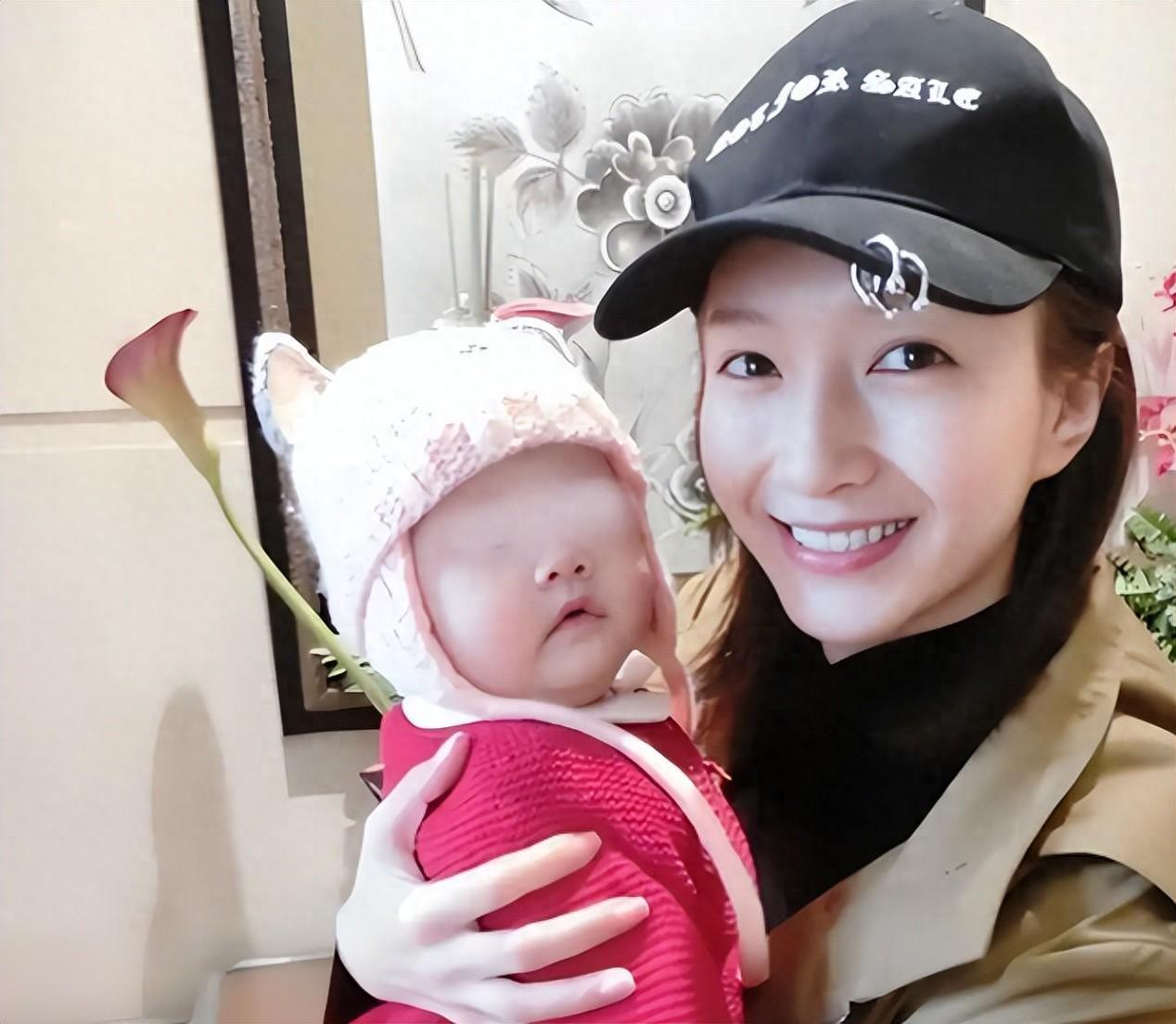 江疏影海外产子谣言后近照曝光，王传君早年评价成焦点