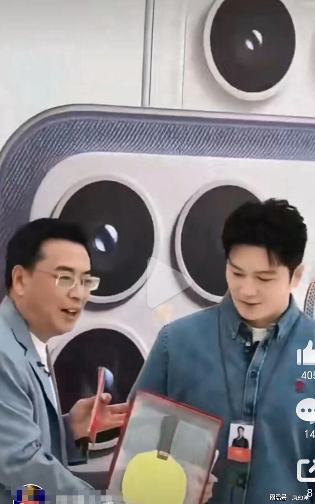 樊振东获赠黄金球拍，疑似内涵去年王楠老公郭斌的三公斤黄金金牌