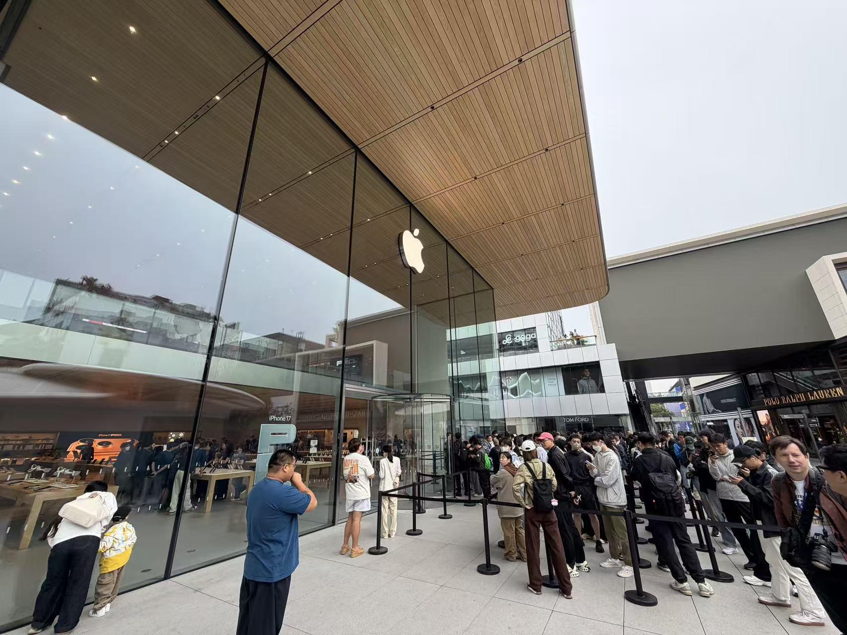 苹果iPhone 17系列正式开售：星宇橙版本黄牛加价达千元