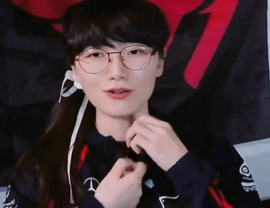 女版Faker现身LPL总决赛！与众多粉丝合影引热议