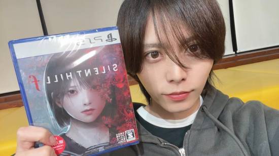 《寂静岭f》演员集体晒PS5实体盘,游戏热度持续升温