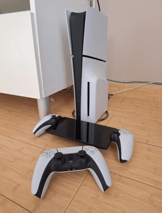 PS5主机与游戏画面