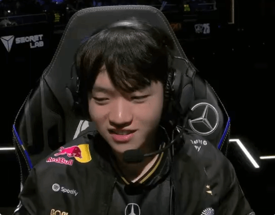 T1战队3:0横扫TES：赛场笑容引发热议