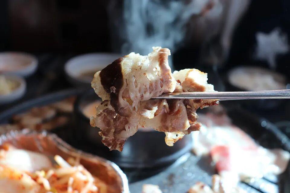 罗永浩‘炮轰’西贝背后：预制菜企业增长困境与行业挑战