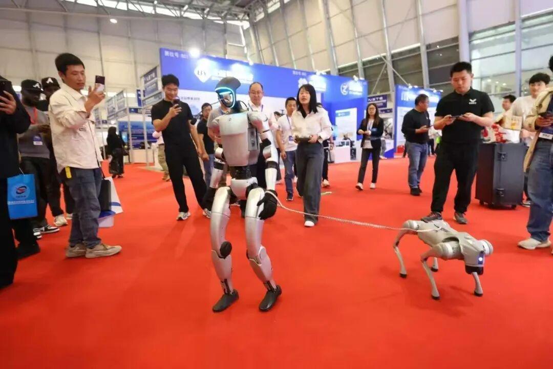 亏损房企首开股份9连板，宇树机器人概念成股价推手