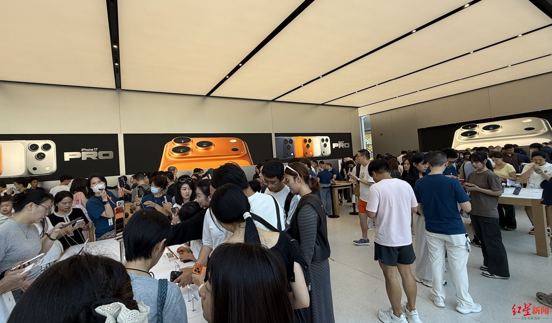 iPhone 17正式开售：门店现排队热潮，黄牛加价幅度减半