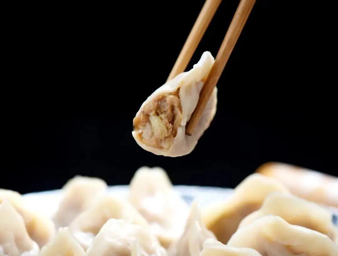 吃出蚯蚓、安全存疑、背刺现制：一年卖出30亿只的“饺子大王”，为何翻车？