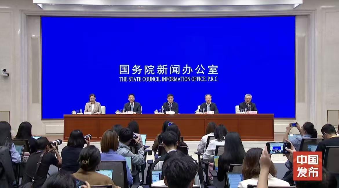 潘功胜、李云泽、吴清齐发声！银行业总资产近470万亿，居全球第一