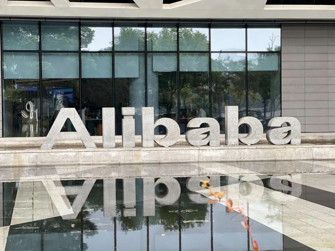 阿里巴巴十年首度减持苏宁易购，零售板块战略调整引关注