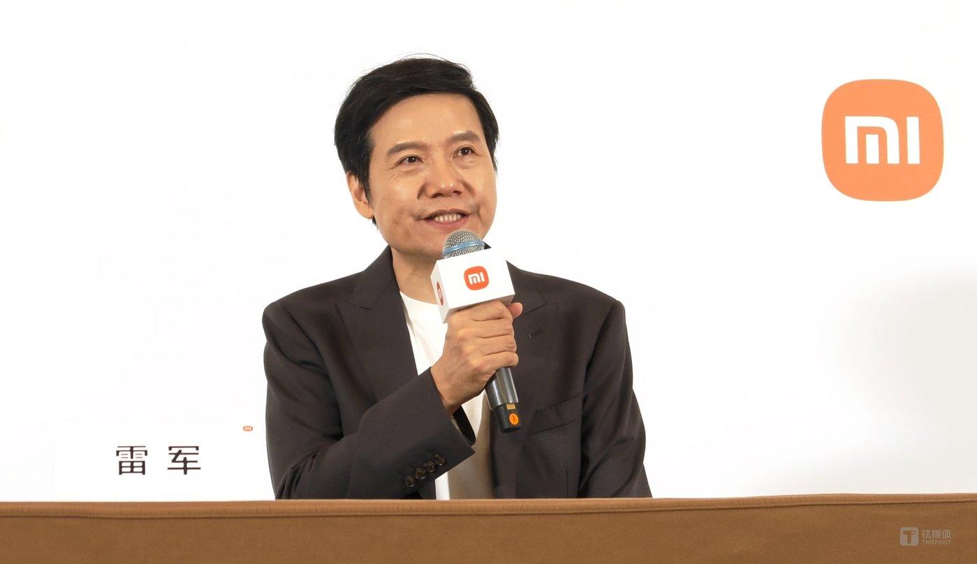 雷军：小米与苹果竞争虽痛苦但时间越长越强，硬核科技成新标签