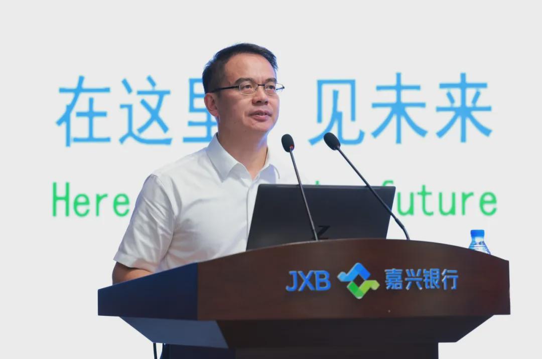嘉兴银行董事长突然辞职后，被提拔仅半年的女行长成法定代表人