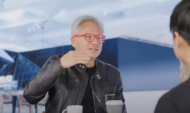 中国AI芯片制造：黄仁勋称仅落后美国数纳秒