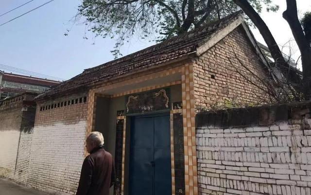 首富许家印沦为阶下囚：祖宅现状令人唏嘘，对联被撕树被砍