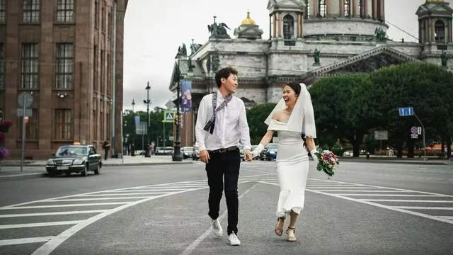 不接亲、不主持、不喝酒，年轻人“改造”婚礼