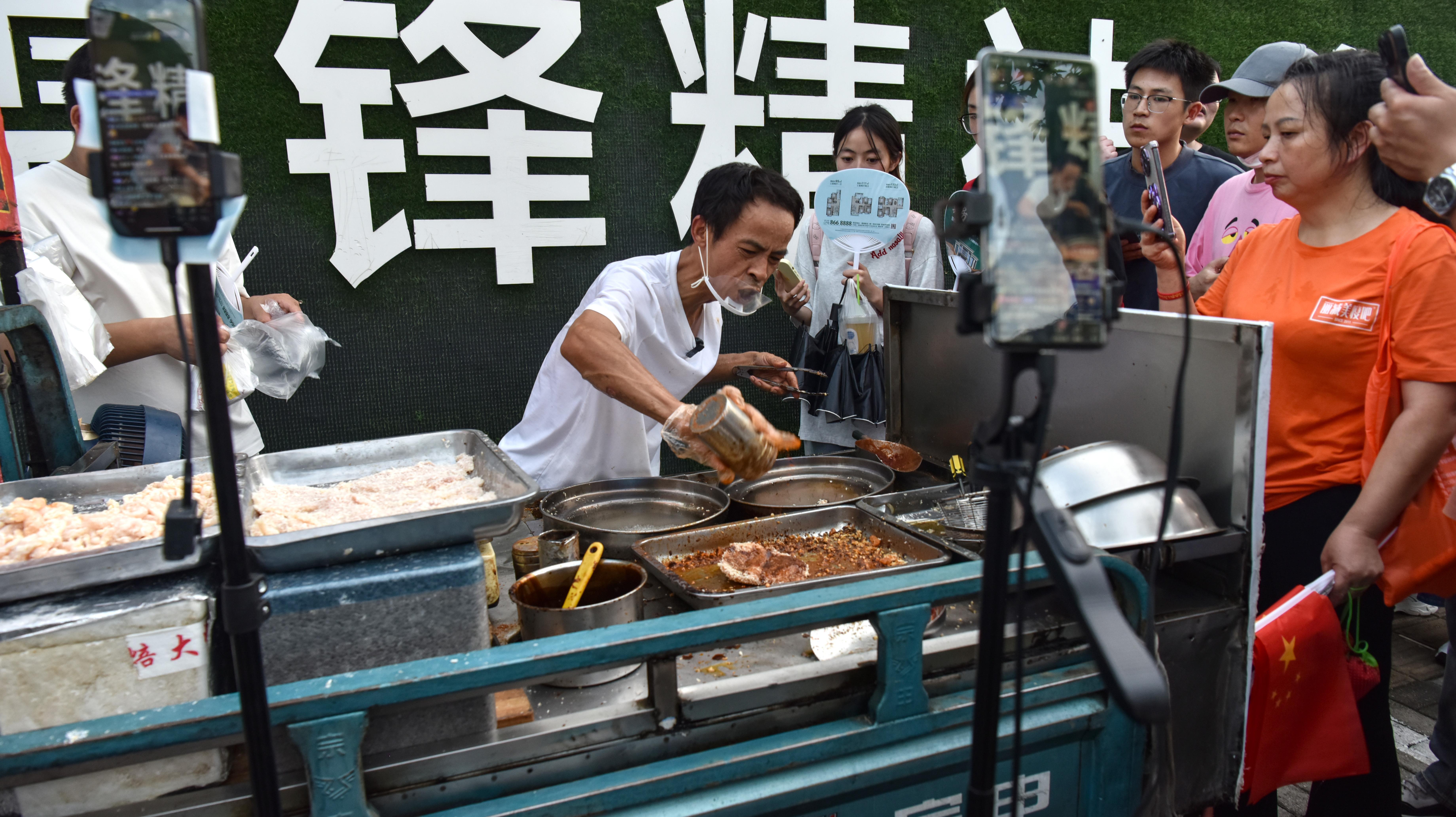 景德镇‘鸡排哥’爆红背后：流量狂欢与平凡坚守