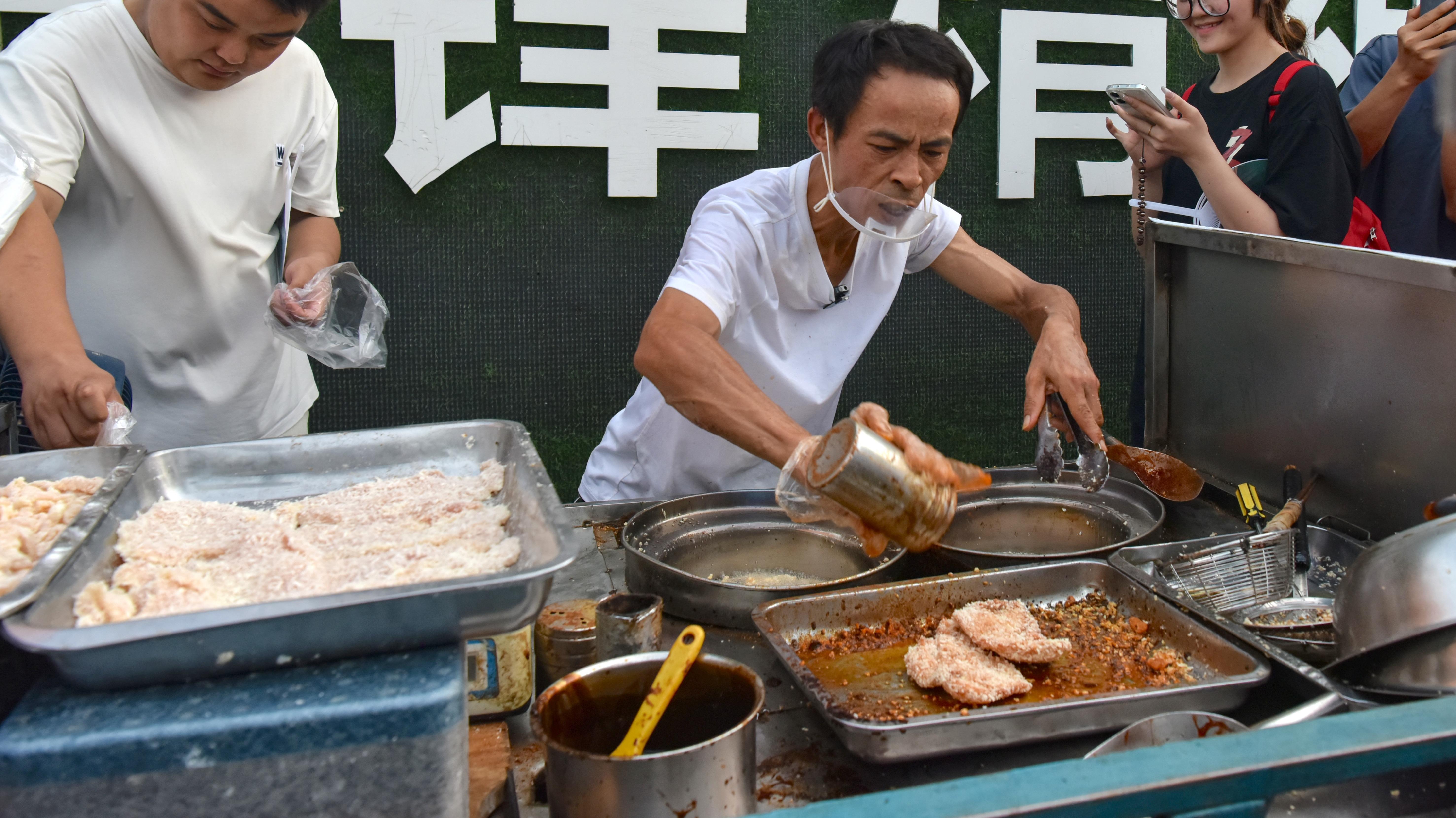 从晓华理发到鸡排哥爆火：我们为何总在追逐下一个网红？