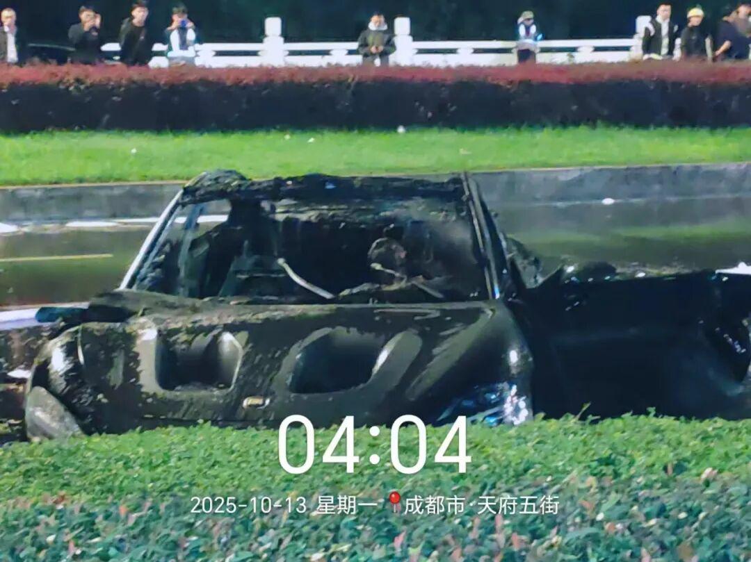 小米SU7成都起火事故引发关注，股价应声下跌8%